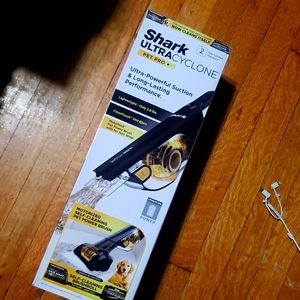 Self cleaning vaccuum